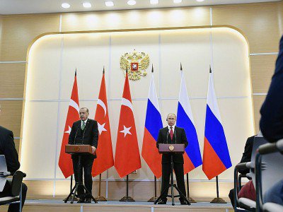 Le président russe Vladimir Poutine (D) et son homologue turc Recep Tayyip Erdogan donnent une conférence de presse à Sotchi, le 3 mai 2017 - Alexander NEMENOV [AFP]