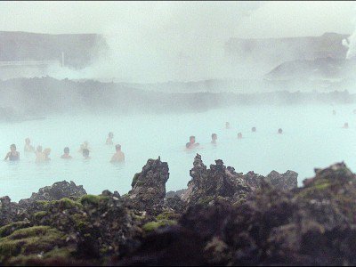 Plusieurs dizaines d'Islandais se baignent le 24 septembre 1999, dans le Lagon Bleu, situé à quelques kilomètres de l'aéroport de Reykjavik, dans l'eau à 28 degrés qui sort naturellement du sol volcanique de l'île. - DERRICK CEYRAC [AFP/Archives]