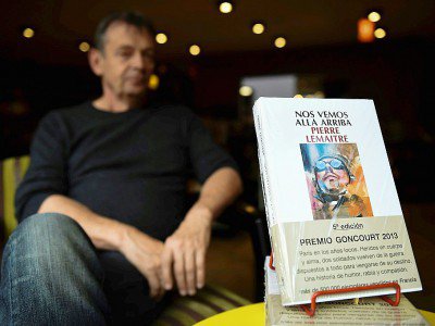 Pierre Lemaitre donne un entretien à l'AFP lors du salon international du livre de Bogota, le 28 avril 2017 - Raul ARBOLEDA [AFP]