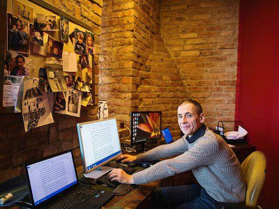 Le journaliste et auteur de best-seller suédois David Lagercrantz dans son appartement à Stockholm, en Suède, le 21 mars 2017 - Jonathan NACKSTRAND [AFP]