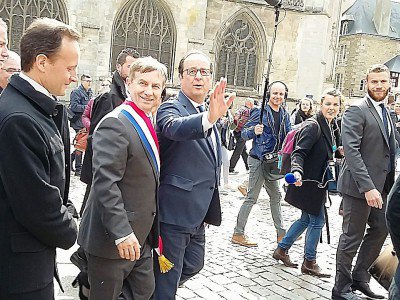 Déambulation de François Hollande dans le centre-ville d'Alençon. - Xavier Bouju