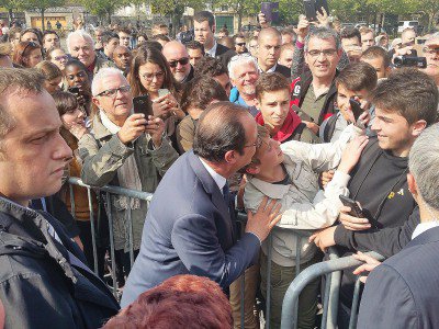 François Hollande s'est livré aux selfies avec la foule venue l'attendre. - Eric Mas