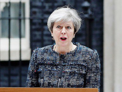 La Première ministre britannique Theresa May fait une déclaration devant le 10 Downing Street, le 3 mai 2017 à Londres - Adrian DENNIS [AFP]