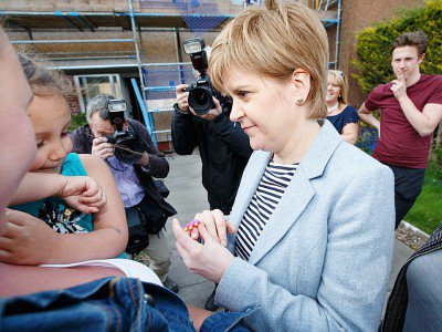 La Première ministre de l'Ecosse et leader du SNP, Nicola Sturgeon (g) parle avec des habitants de Toryglen, lors de la campagne pour les élections locales, le 3 mai 2017 à Glasgow - Robert Perry [AFP]