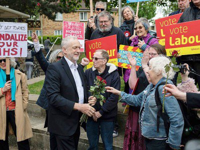 Le leader du Labour, Jeremy Corbyn, salue ses supporters à Oxford, le 4 mai 2017 - CHRIS J RATCLIFFE [AFP]