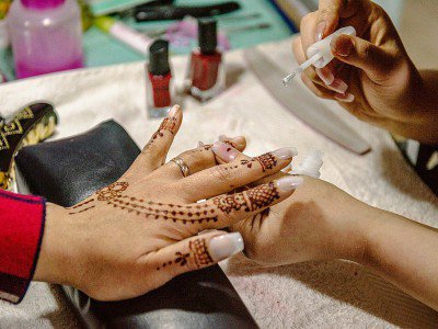 Une esthéticienne s'occupe d'une cliente dans le salon de beauté Henna, le 23 mars 2017 à Kaboul, en Afghanistan - Rebecca CONWAY [AFP]