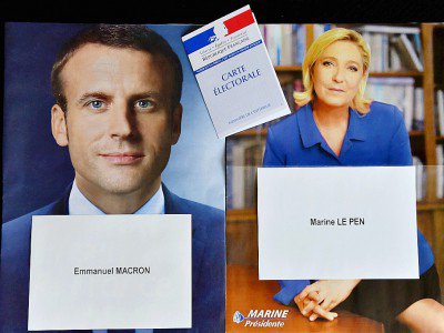 Affiches des deux finalistes de l'élection présidentielle, le 4 mai 2016 à Nantes - LOIC VENANCE [AFP]