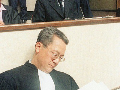 Klaus Barbie, , le "boucher de Lyon", ex-chef local de la Gestapo, le premier jour de son procès avec son avocat, Jacques Vergès, le 11 mai 1987 à Lyon - - [AFP]