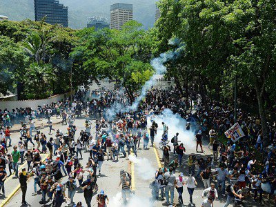 Des étudiants affrontent les forces de l'ordre lors d'une manifestation à Caracas, le 4 mai 2017 - FEDERICO PARRA [AFP]