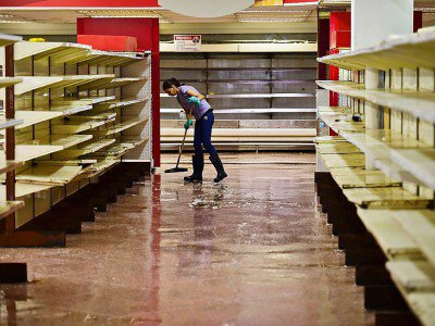 Un employé passe la serpillère dans un supermarché à Valencia au Venezuela, le 5 mai 2017 - RONALDO SCHEMIDT [AFP]