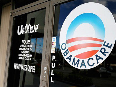 Le logo de l'Obamacare sur la vitrine d'une compagnie d'assurances le 4 mai 2017 à Miami - RHONA WISE [AFP/Archives]