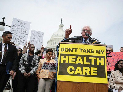 Le sénateur Bernie Sanders parle à un rassemblement d'opposants à l'abrogation de l'Obamacare le 4 mai 2017 à Washington - ALEX WONG [GETTY IMAGES NORTH AMERICA/AFP/Archives]