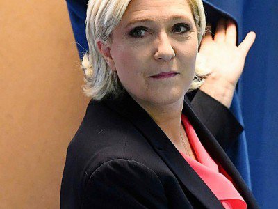 La présidente du Front national Marine Le Pen sort de l'isoloir, le 7 mai 2017 à Hénin-Beaumont (Pas-de-Calais) - ALAIN JOCARD [AFP]