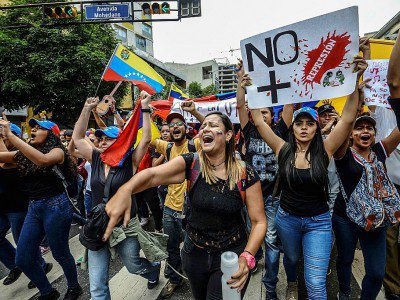 Des Vénézuéliens manifestent le 7 mai 2017 pour protester contre la mort de 36 personnes en un peu plus d'un mois - JUAN BARRETO [AFP]
