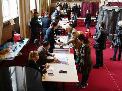 Des personnes votent au second tour de la présidentielle qui oppose Emmanuel Macron à Marine Le Pen, le 7 mai 2017 à Paris - CHRISTOPHE ARCHAMBAULT [AFP]