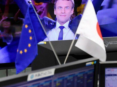 L'euro a d'abord réagi positivement en Asie face au dollar et au yen à la victoire d'Emmanuel Macron, avant de retomber rapidement sous la barre de 1,10 dollar et de 124 yens à la Bourse de Tokyo - Toshifumi KITAMURA [AFP]