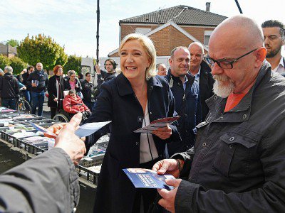 Marine Le Pen sur le marché du Rouvroy près d'Hénin-Beaumont (Hauts-de-France), le 24 avril 2017 - ALAIN JOCARD [AFP]