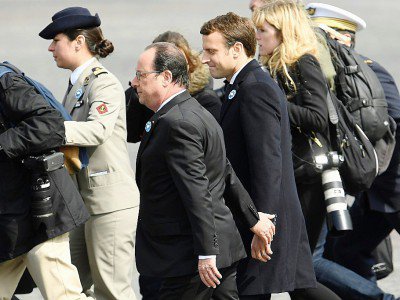 Les présidents sortant et élu François Hollande (G) et Emmanuel Macron le 8 mai 2017 place de l'Étoile - bertrand GUAY [AFP]