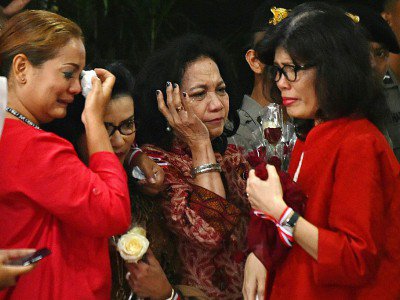 Des soutiens du gouverneur de Jakarta Basuki Tjahaja Purnama pleurent à Jakarta le 9 mai 2017, après avoir appris le verdict qui le condamne à deux ans de prison pour blasphème envers l'islam - BAY ISMOYO [POOL/AFP]