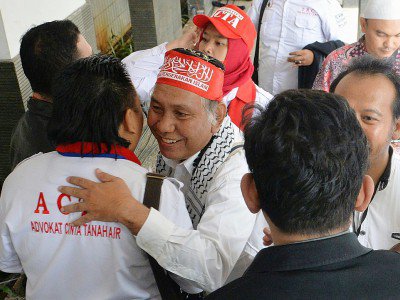 Des partisans d'un islam radical se réjouissnt après le verdict qui condamne le gouverneur de Jakarta Ahok à deux ans de prison pour blasphème envers l'islam - BAY ISMOYO [AFP]