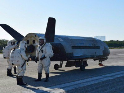 Photo transmise par la marine américaine de l'X-37B, qui atterrit en Floride le 7 mai 2017 - HO [US AIR FORCE/AFP]