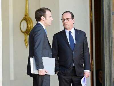 Le président François Hollande et Emmanuel Macron, alors ministre de l'Economie, à l'Elysée, le 14 avril 2015 - ALAIN JOCARD [AFP/Archives]