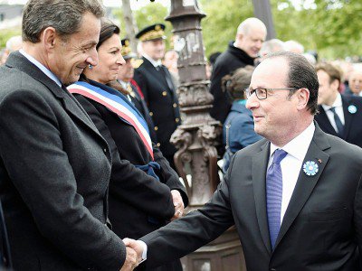L'ancien président Nicolas Sarkozy (g) et son successeur à l'Elysée François Hollande, lors des cérémonies de commémoration du 8 mai 1945; sur les Champs-Elysées à Paris, le 8 mai 2017 - STEPHANE DE SAKUTIN [POOL/AFP]