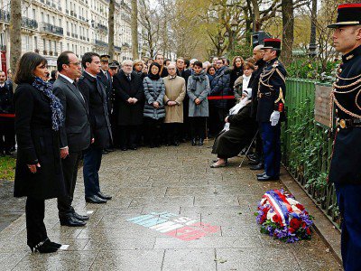 Le président Hollande (au centre, à gauche), entouré de son Premier ministre de l'époque Manuel Valls (sur sa gauche), et de la Maire de Paris Anne Hidalgo (sur sa droite), lors d'une cérémonie en mémoire des victimes de l'attentat de Charlie Hebdo - BENOIT TESSIER [POOL/AFP/Archives]
