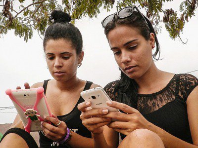 Deux Cubaines utilisent leur téléphone grâce au wifi à Gaspar, au centre de Cuba, le 17 avril 2017 - ADALBERTO ROQUE [AFP]