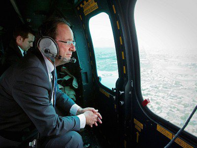 Le Président François Hollande, à bord d'un hélicoptère survolant Kaboul en Afghanistan, le 22 mai 2012 - JOEL SAGET [POOL/AFP/Archives]