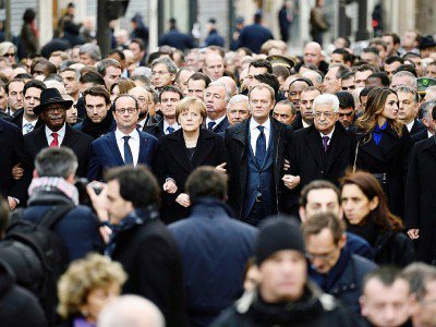 Le président français François Hollande marche entouré de dirigeants étrangers à Paris, le 11 janvier 2015 après l'attentat contre le Charlie Hebdo - Eric Feferberg [AFP/Archives]