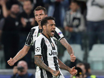 Les deux buteurs de la Juventus face à Monaco Mario Mandzukic et Dani Alves, en demi-finale retour de Ligue des champions, le 9 mai 2017 à Turin - Valery HACHE [AFP]