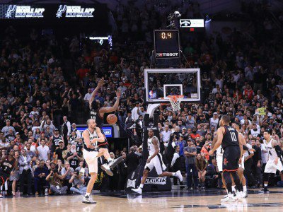 L'arrière des San Antonio Spurs Manu Ginobili, contre son homologue des Houston Rockets James Harden, lors du match 5 de la demi-finale de conférence ouest, à San Antonio, le 9 mai 2017 - RONALD MARTINEZ [GETTY IMAGES NORTH AMERICA/AFP]