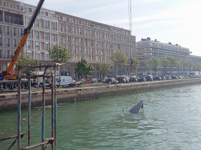 installation de l'ouvre d'art Impact - mai 2017 - Mairie du Havre
