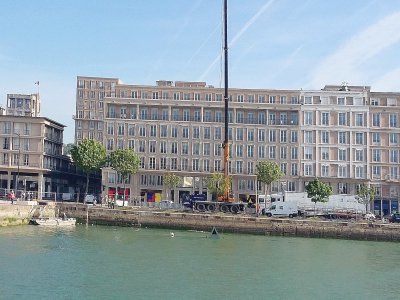 installation de l'ouvre d'art Impact - mai 2017 - Mairie du Havre