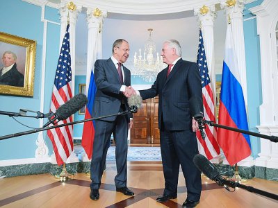 Le secrétaire d'État américain Rex Tillerson (D) et le chef de la diplomatie russe Sergueï Lavrov à Washington, le 10 mai 2017 - MANDEL NGAN [AFP]