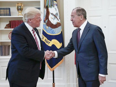 Photo délivrée par le ministère des affaires étrangères russe montrant la poignée de main entre Donald Trump et Sergei Lavrov, le 10 mai 2017 à la Maison-Blanche à Washington - HO [RUSSIAN FOREIGN MINISTRY/AFP]