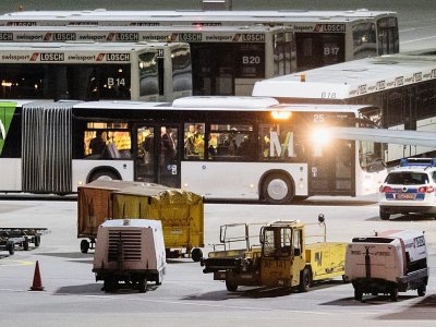 Un autobus transporte une cinquantaine de migrants afghans à l'aéroport de Munich, d'où ils doivent être renvoyés vers leur pays, le 22 février 2017 - Matthias Balk [dpa/AFP/Archives]