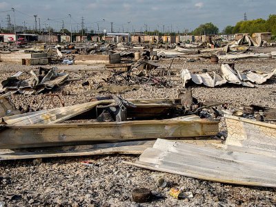 Le camp de migrants de Grande-Synthe près de Dunkerque, détruit par un énorme incendie dû à des conflits entre Afghans et Kurdes, le 10 avril 2017 - PHILIPPE HUGUEN [AFP/Archives]
