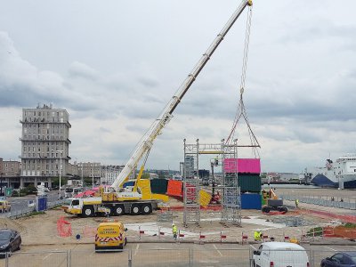 Lors de l'installation de l'œuvre "Catène de Containers" au Havre en mai 2017 - Ville du Havre