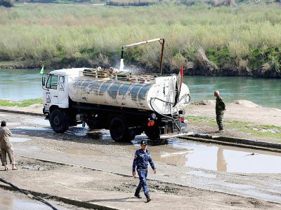 Des soldats irakiens surveillent le remplissage en eau d'un camion-citerne, le 1er avril 2017 à Hamman al-Alil - AHMAD GHARABLI [AFP]