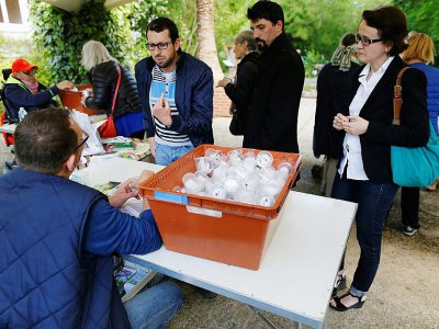 Distribution d'oeufs de coccinelles à Caen, le 12 mai 2017 - CHARLY TRIBALLEAU [AFP]