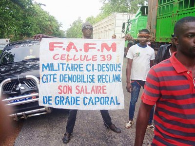 Des ex-rebelles bloquent l'accès à Bouaké, le 8 mai 2017, en Côte d'Ivoire - STR [AFP]