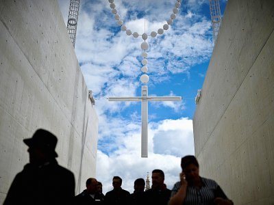 Des pélerins se dirigent vers le sanctuaire de Fatima avant l'arrivée du pape à Fatima, dans le centre du Portugal, le 12 mai 2017 - PATRICIA DE MELO MOREIRA [AFP]