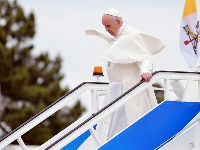 Le pape François débarque de son avion à la base aérienne de Monte Real dans le centre du Portugal, le 12 mai 2017 - Tiziana FABI [AFP]
