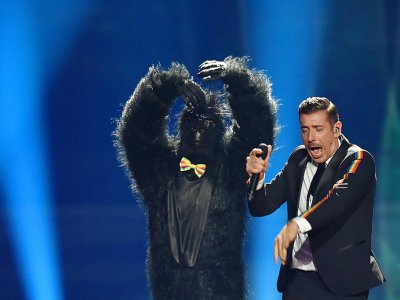 Le chanteur italien Francesco Gabbani et son partenaire déguisé en gorille lors de la finale de l'Eurovision, le 13 mai 2017 à Kiev - SERGEI SUPINSKY [AFP]