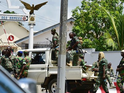 Des soldats rebelles près de l'entrée du quartier général de l'armée ivoirienne à Abidjan le 12 mai 2017 - ISSOUF SANOGO [AFP]
