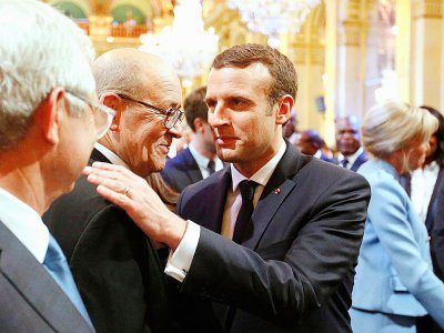 Emmanuel Macron salue l'ancien ministre de la défense Jean-Yves Le Drian lors de la cérémonie officielle à la mairie de Paris, le 14 mai 2017 - CHARLES PLATIAU [POOL/AFP]