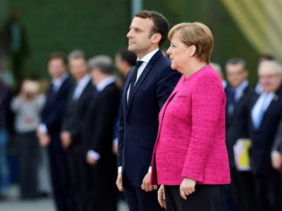 La chancelière allemande Angela Merkel (d) et le président français Emmanuel Macron, lors d'une rencontre à Berlin le 15 mai 2017 - Tobias SCHWARZ [AFP]