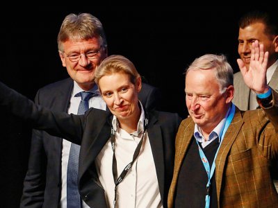 Alice Weidel et Alexander Gauland saluent leur nomination pour mener la campagne du parti anti-immigraton AfD aux législatives, lors du congrès du parti à Cologne le 23 avril 2017 - Odd ANDERSEN [AFP/Archives]